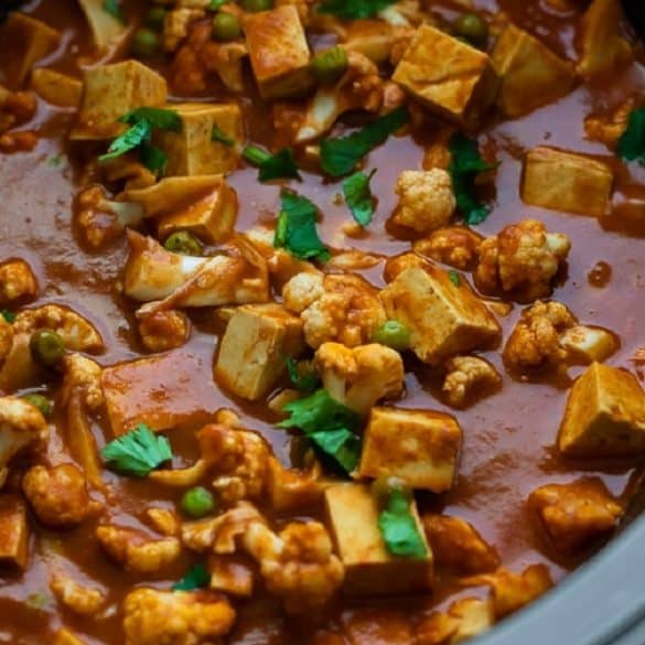 crock pot vegan tikka masala recipe Tofu with vegetables and spices cooked in a slow cooker. #slowcooker #crockpot #healthy #lowcarb #dinner #vegan #vegetarian