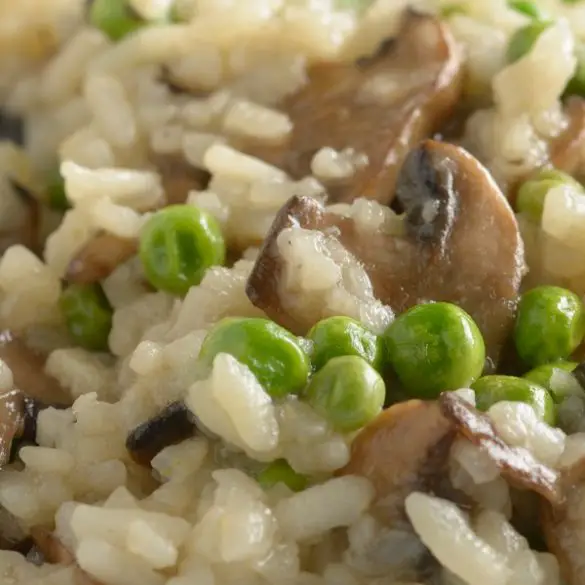 Instant pot creamy mushroom risotto recipe. Risotto with mushrooms, green peas, and herbs cooked in an electric instant pot. Super easy and tasty. #instantpot #pressurecooker #dinner #risotto #mushrooms #homemade #easy #tasty