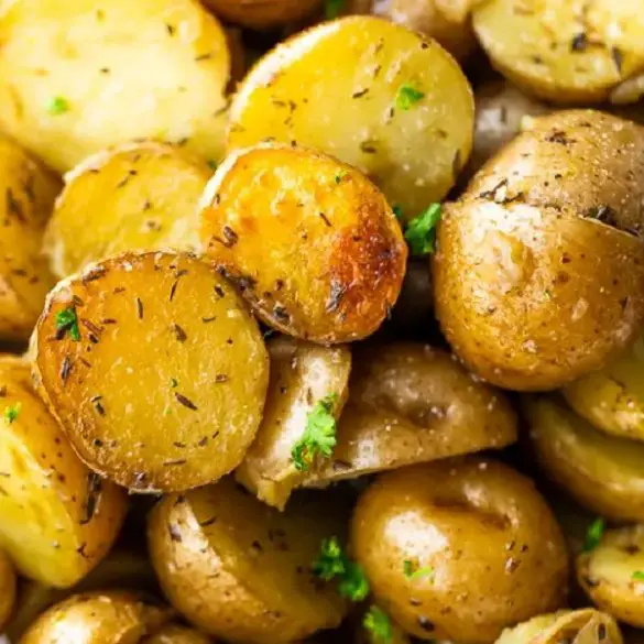 Baby potatoes with olive oil and herbs cooked in a slow cooker. Very easy and tasty vegetarian recipe. #slowcooker #crockpot #potatoes #dinner #homemade #vegetarian #vegan #yummy