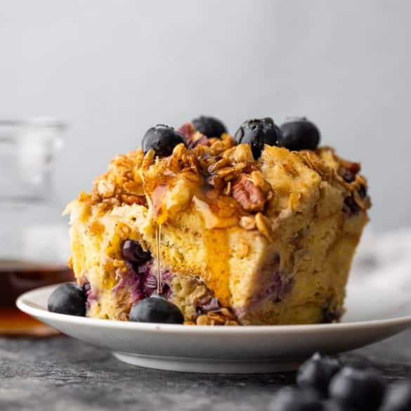 Slow cooker French toast casserole recipe. Very easy and tasty dessert cooked in a slow cooker. #slowcooker #crockpot #dessert #breakfast #easy #yummy