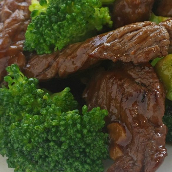 Slow cooker keto beef and broccoli recipe. Beef flank steak with broccoli florets cooked in a slow cooker. Very easy and tasty low-carb (3 g) keto diet recipe. #slowcooker #crockpot #dinner #beef #broccoli #keto #diet #lowcarb #homemade