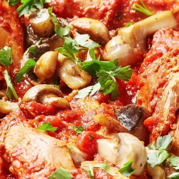 Slow cooker keto chicken Cacciatore recipe. Skinless and boneless chicken thighs with tomatoes, mushrooms, and spices cooked in a slow cooker. Very easy and healthy low-carb Italian chicken recipe. #slowcooker #crockpot #chicken #italian #keto #lowcarb #dinner #homemade #healthy