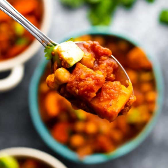 Crock pot vegan spicy chickpea chili recipe. Learn how to cook delicious spicy vegan chili in a slow cooker. #slowcooker #crockpot #vegan #vegetarian #dinner #healthy #homemade