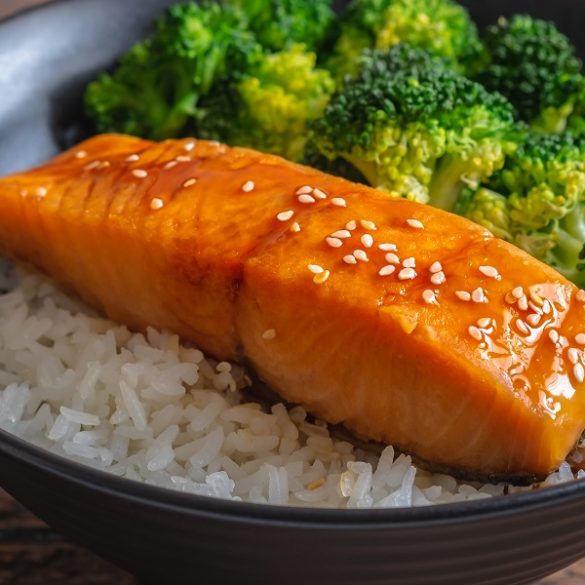 Instant pot salmon fillets with broccoli. Learn how to cook delicious salmon fillets with broccoli in an instant pot. Must try it! #pressurecooker #instantpot #salmon #dinner #homemade #easy