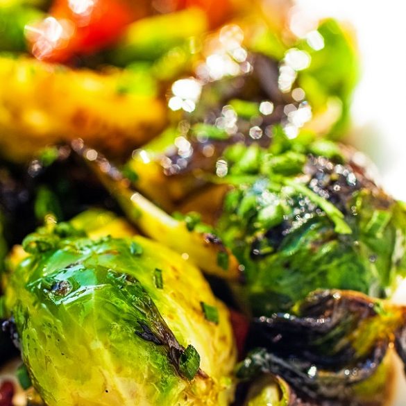 Instant pot glazed brussels sprouts recipe. Easy and healthy vegetarian-friendly Chinese recipe. The sweet, salty, spicy, and tangy flavor of the hoisin sauce works very well with Brussels sprouts. #instantpot #pressurecooker #vegetarian #healthy #dinner #homemade #glazed