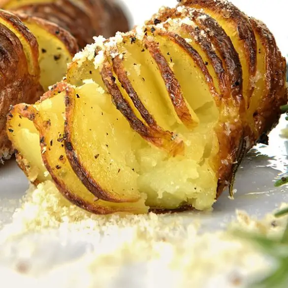 Air fryer accordion potatoes recipe. Learn how to cook yummy potatoes in an air fryer. #airfreyr #vegetarian #sidedish #potatoes #dinner #lunch #recipes