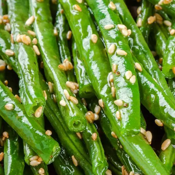 Air fryer green beans recipe. Green beans with soy and Sriracha sauces fried in an air fryer. Easy and healthy. #airfreyr #vegetarian #vegan #dinner #healthy #easy