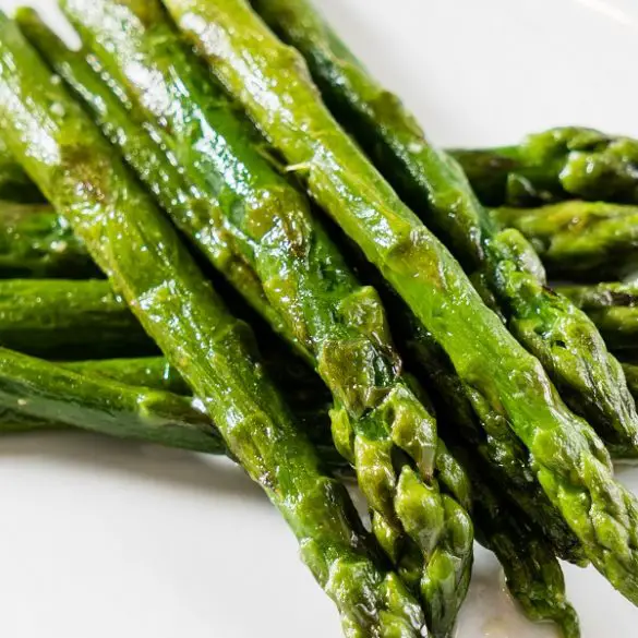 Air fryer roasted asparagus recipe. Learn how to roast asparagus in an air fryer. Easy and healthy! #airfryer #dinner #vegetarian #vegan #healthy #easy