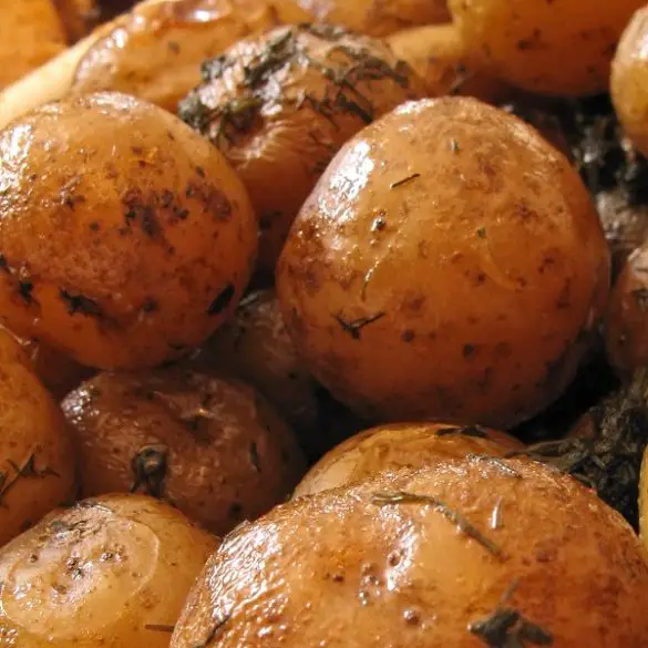 Instant pot baked baby potatoes recipe. Baby potatoes cooked in an electric instant pot. Easy and healthy. #pressurecooker #instantpot #potatos #dinner #vegetarian #vegan #healthy