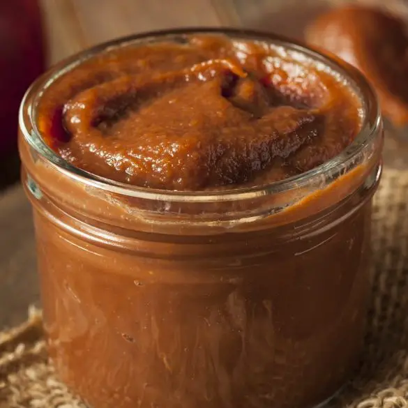 Slow cooker apple butter recipe. Delicious apple butter cooked in a slow cooker. #slowcooker #crockpot #breakfast #apple #desserts