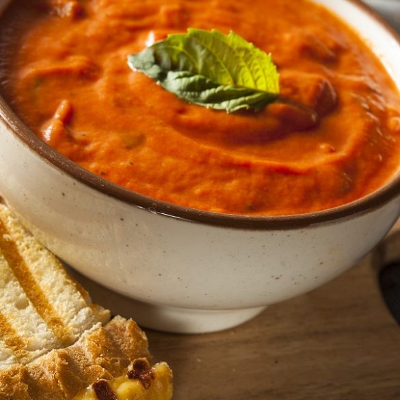 Slow cooker roasted tomato basil soup recipe. Cook healthy vegetarian tomato soup in a slow cooker. #slowcooker #crockpot #soup #dinner #vegetarian #vegan