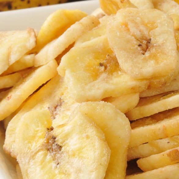 Air fryer banana chips recipe. These air fryer banana chips are so tasty! It's no-fuss, low-calorie, and gluten-free. #airfryer #diet #vegetarian #vegan #healthy #appetizers #snacks