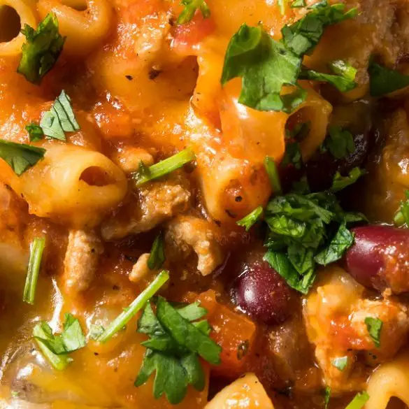 Slow cooker chili mac. It’s cold outside, but bring the warmth (and the great smells!) with this easy beef chili recipe. #slowcooker #crockpot #chili #mac #dinner #beef