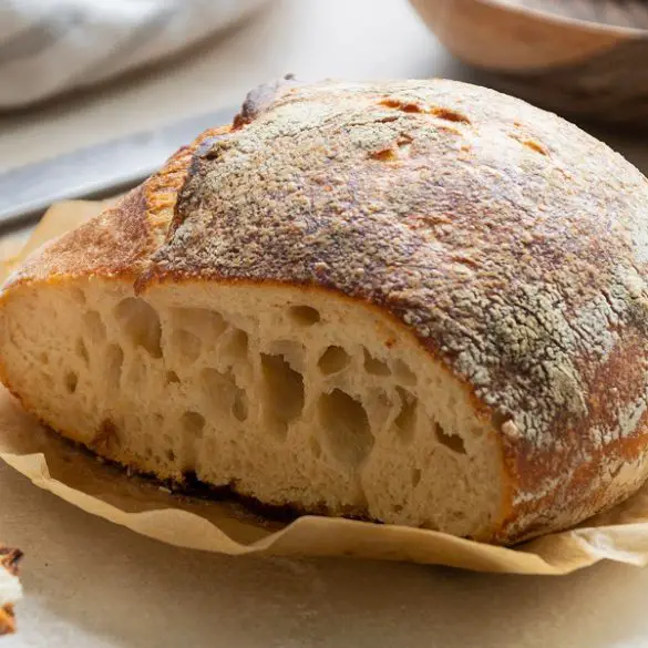 Slow cooker no yeast bread recipe. This low-carb, gluten-free bread recipe uses no yeast and is perfect for whole wheat bread. #slowcooker #crockpot #breakfast #healthy #bread