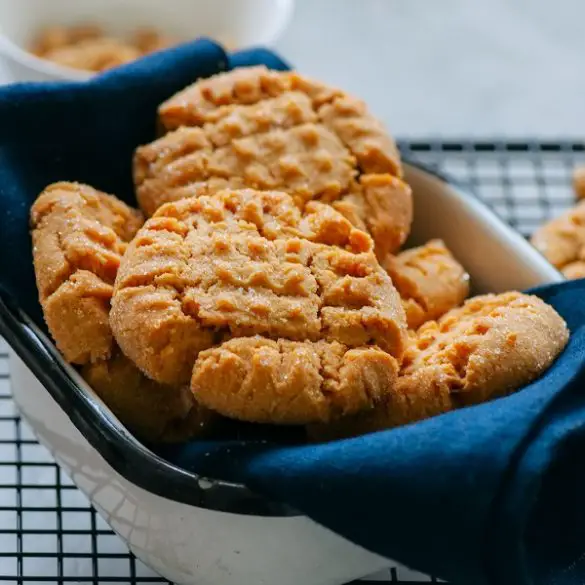 Air fryer peanut butter cookies recipe. These Peanut Butter Cookies are a lighter and healthier alternative to traditional peanut butter cookies. #airfryer #desserts #breakfast #cookies