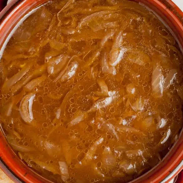 Slow cooker vidalia onion soup recipe. This is a super easy slow cooker recipe for vidalia onion soup. #slowcooker #crockpot #soups #vegetarian #vegan #healthy #homemade