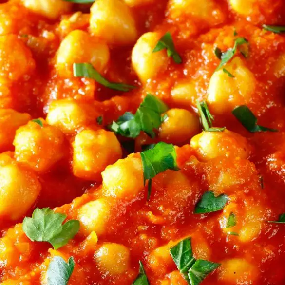 Instant pot Indian chana masala recipe. Chana masala is a vegetarian dish that originated in eastern India. #pressurecooker #instantpot #indian #vegetarian #vegan #healthy #dinner #homemade