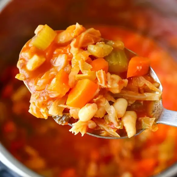 Instant pot minestrone soup recipe. This easy Instant pot minestrone soup recipe is a delicious, healthy, and warming dish. It's packed with veggies and only takes 20 minutes to cook. #pressurecooker #instantpot #minestrone #soup #vegetarian #vegan #dinner #healthy