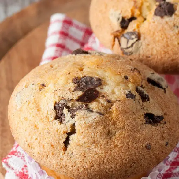 Air fryer chocolate chip muffins recipe. These air fryer chocolate chip muffins are a great breakfast recipe idea. #airfryer #desserts #homemade #breakfast #muffins #chocolate