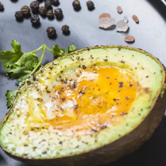 The best air fryer avocado eggs recipe. Give Air Fryer Baked Avocado Eggs a try!#airfryer #eggs #appetizers #breakfast #homemade #keto #diet #healthy