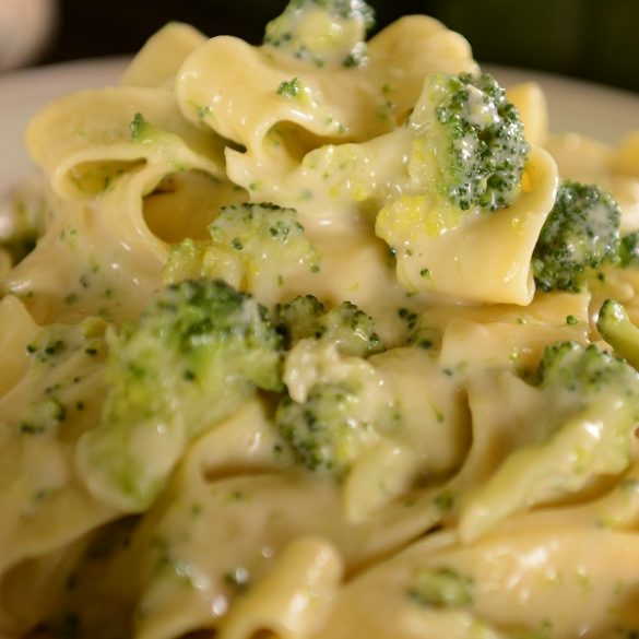 Instant pot broccoli and cheese pasta. A quick and easy recipe that takes only a few minutes to make. #pressurecooker #instantpot #pasta #italian #broccoli #cheese #healthy #yummy #dinner