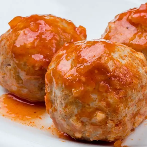 Slow cooker Buffalo chicken meatballs recipe. These Buffalo chicken meatballs will have your guests licking their fingers! #slowcooker #crockpot #buffalo #chicken #recipes #dinner #appetizers #meatballs #summerrecipes