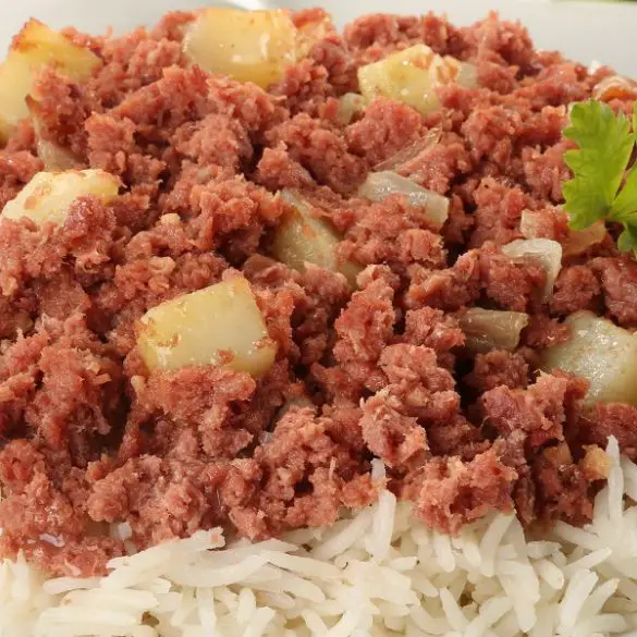 Slow cooker corned beef hash recipe. Cook a pot of Irish corned beef hash in the slow cooker with this easy recipe that's perfect for breakfast, lunch, or dinner. #slowcooker #crockpot #hash #beef 3recipes #dinner #breakfast #homemade #easy