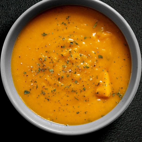 Slow cooker creamy pumpkin soup recipe. Pumpkin season is here and this is a great recipe for all pumpkin lovers #slowcooker #crokpot #dinner #vegetarian #hallooween #healthy #homemade