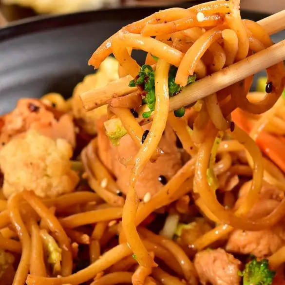 Slow cooker yakisoba noodles recipe. Whether you're looking for delicious, flavorful noodles or a new way to use your slow cooker, this recipe is for you. This yakisoba noodles recipe features sautéed vegetables and noodles in a sweet soy sauce base with ginger and honey. #slowcooker #crockpot #recipes #noodles #asian #dinner #hoemade #healthy