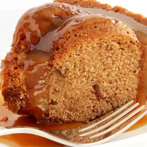Slow cooker sticky-toffee pudding. A moist sponge cake-style dessert, this sticky-toffee pudding is so easy to make. It's traditional English pudding with a touch of American fall spices. #slowcooker #crockpot #desserts #puddings #cakes #recipes #homemade #yummy