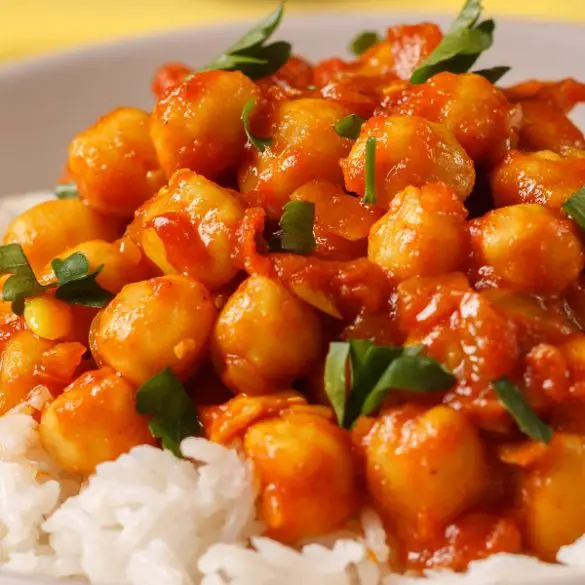Slow cooker chickpea curry. Make this delicious and nutritious chickpea curry for a hearty meal. #slowcooker #crockpot #vegetarian #vegan #curry #indian #spicy #healthy #dinner #homemade