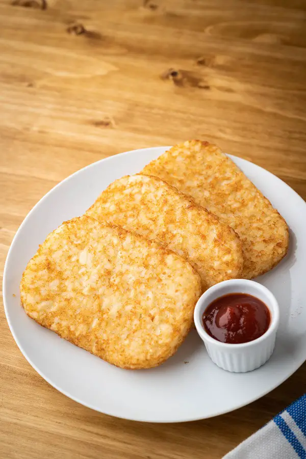 Air fryer hash brown patties. Cook delicious, crispy, crunchy hash browns with the help of this air fryer. The versatile appliance features temperature control and a basket for foods like fries and breaded chicken. #airfryer #patties #recipes #homemade #easy #vegetarian #healthy