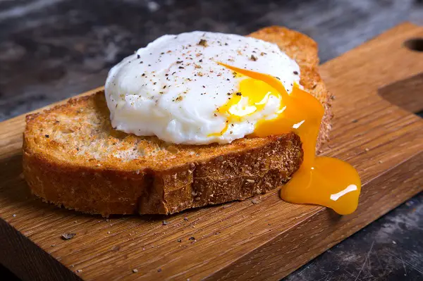 Air fryer poached egg on toast. Get the perfect poached egg on toast every time with the help of the air fryer. Discover the easy steps to make an air fried poached egg on toast today! #airfryer #appetizers #eggs #poachedeggs #easy